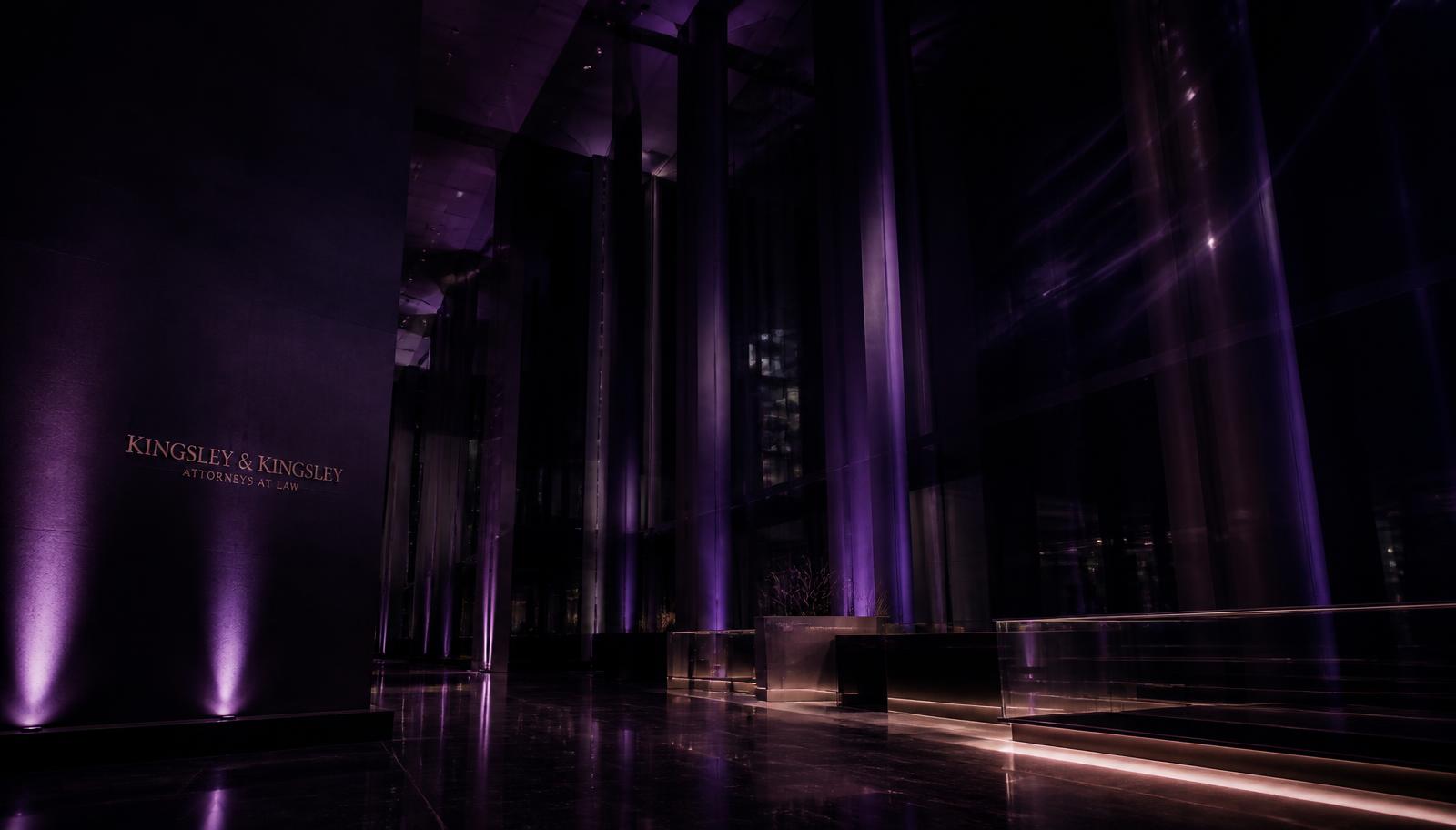 Lobby de um escritório de advocacia moderno com iluminação violeta