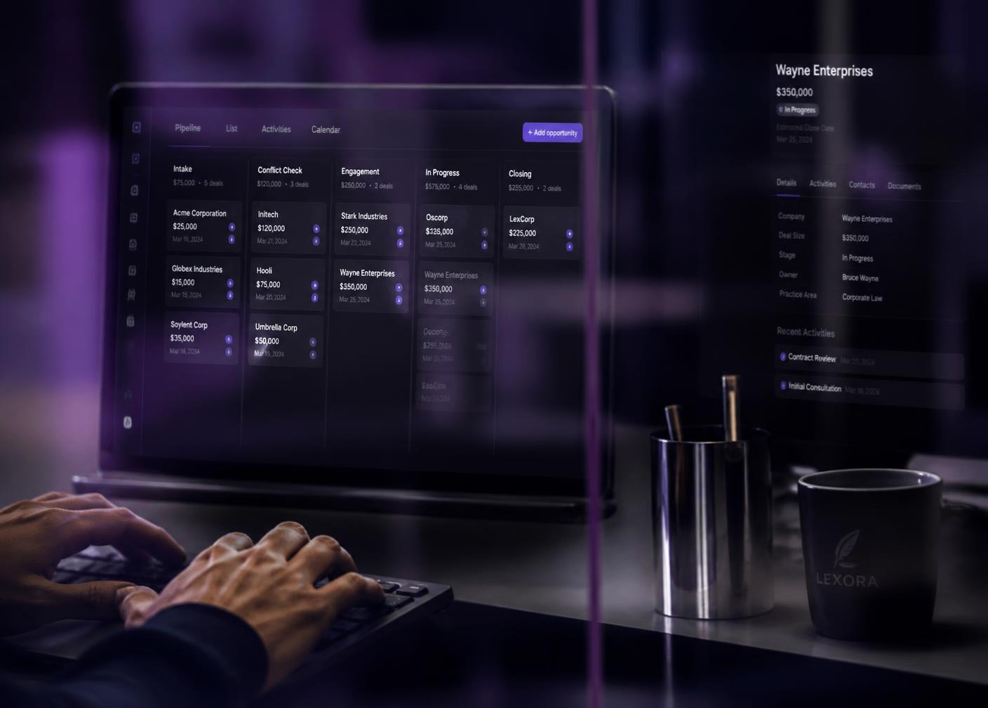 Tela de CRM jurídico refletida em vidro em um ambiente de trabalho